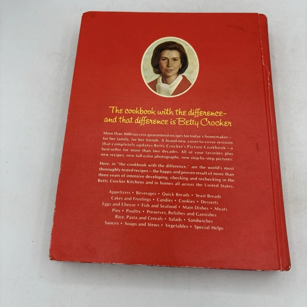 Betty Crocker's Cookbook Red Hardcover 1972 Pie Cover Sears Holiday Ed 12 Print